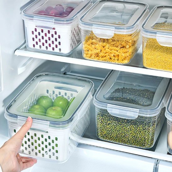 Boite alimentaire remplie dans frigo