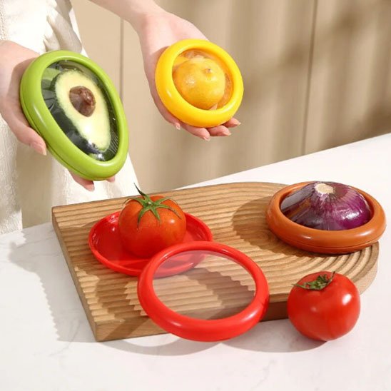 Boite alimentaire vert pour avocat rouge pour tomate jaune pour citron et marron pour oignon