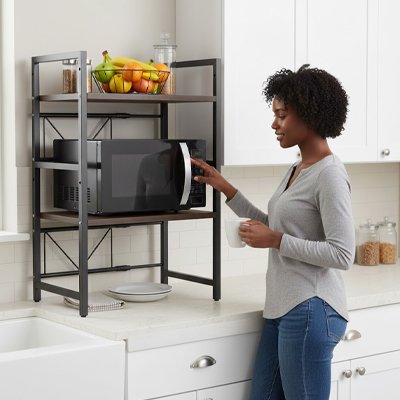 Femme qui utilise l'étagère pour micro ondes