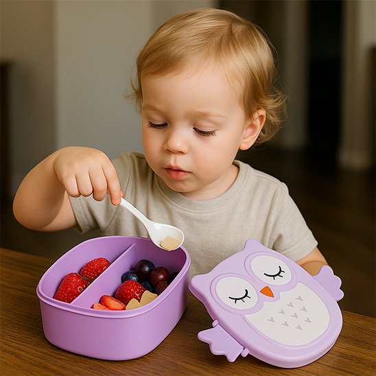 Fille qui mange dans le lunch box enfant