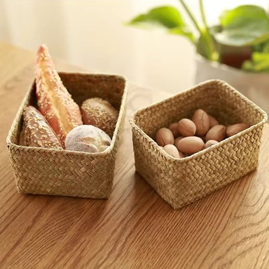Paniers de rangement avec pain et noix