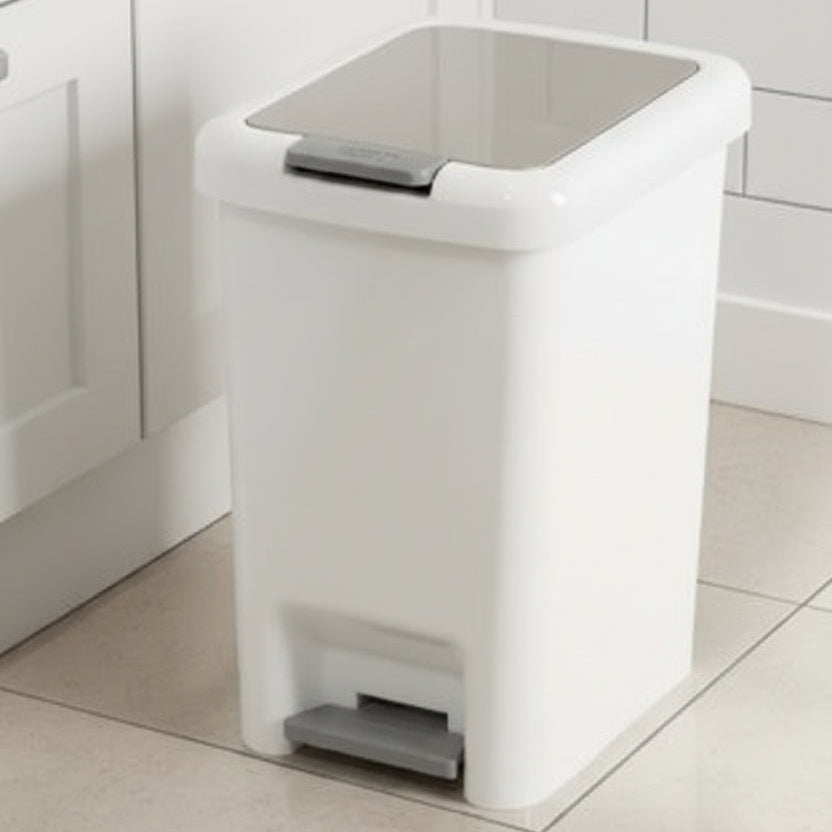 Poubelle de cuisine blanche avec pédale