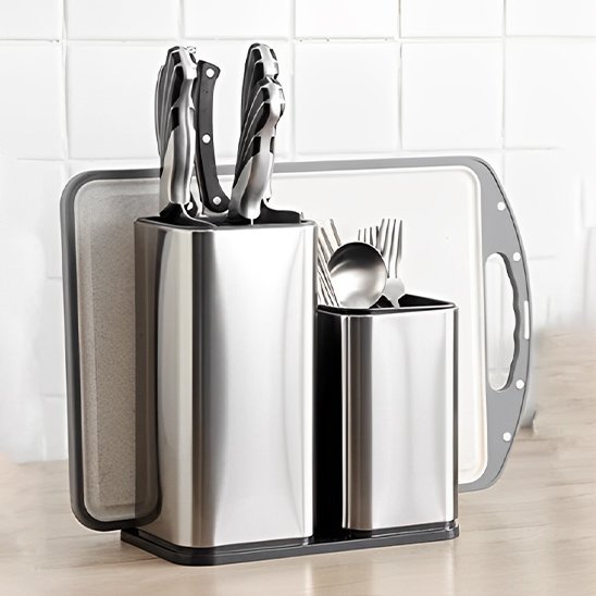 Rangement pour couverts avec ustensiles et planche
