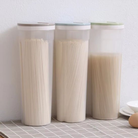Trois boites alimentaires remplies et rangées