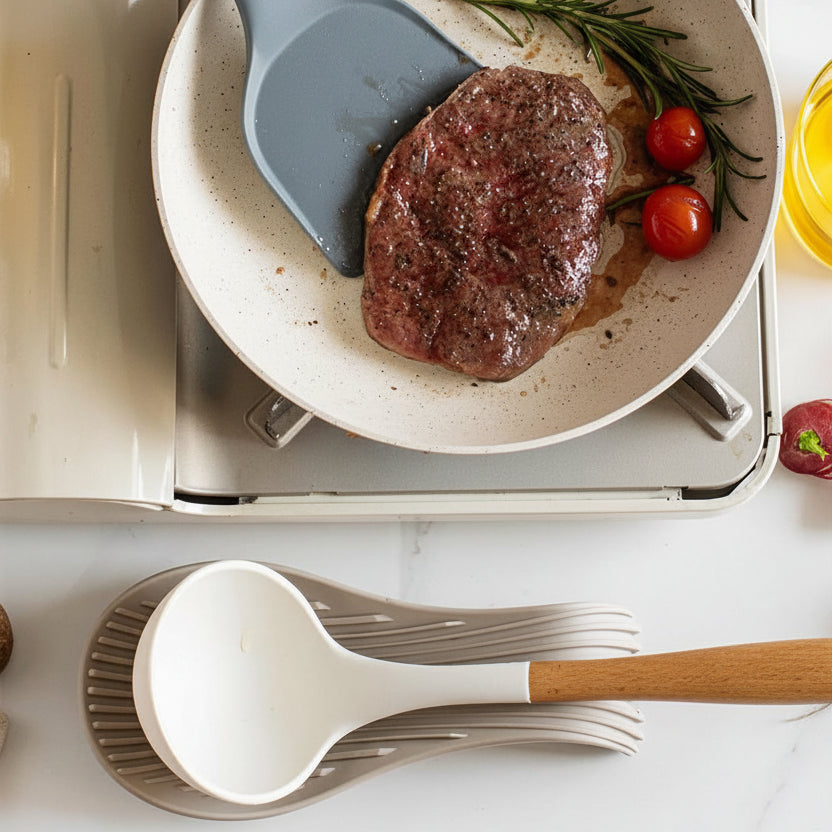 ustensile sur le repose cuillère avec un repas prêt