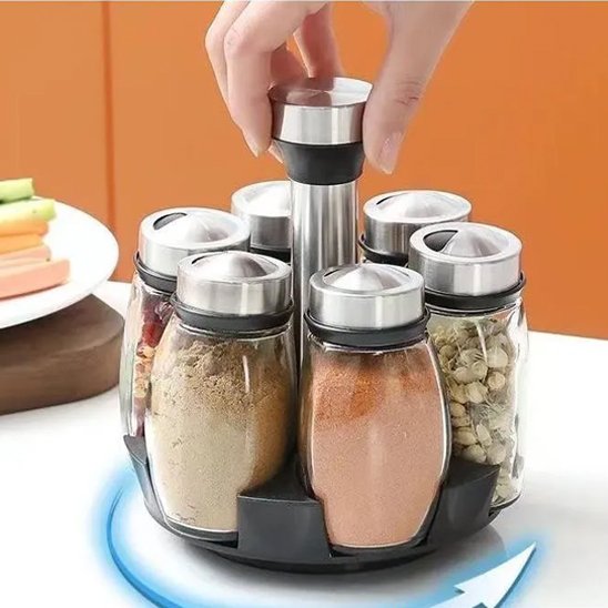 Femme qui tourne le rangement epices