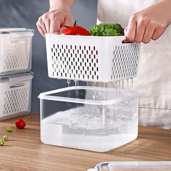 Boite alimentaire avec légumes et eau