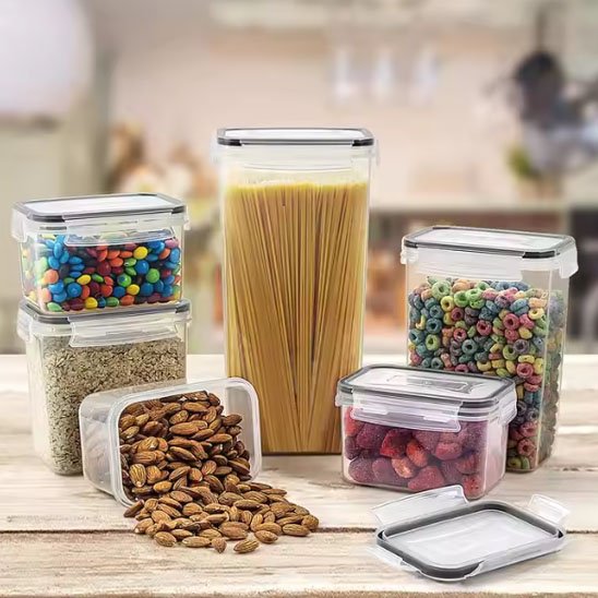 Boite alimentaire contenant des aliments sur le comptoir 