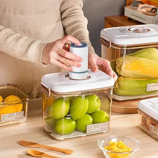 Boite de conservation alimentaire avec pompe