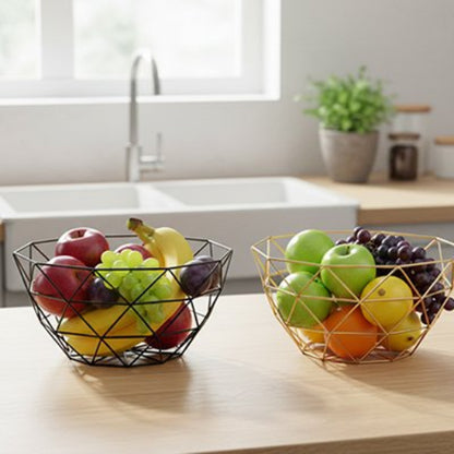 Corbeilles a fruit noire et dorée remplies avec fruits