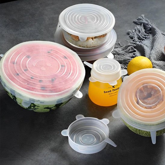 Couvercle en silicone sur contenants et fruits