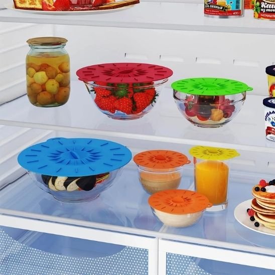 couvercle en silicone sur les contenants dans le frigo