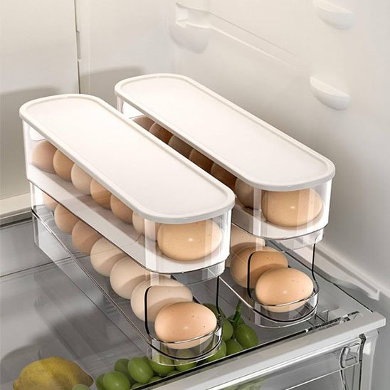 Deux boites à oeufs pleines d'oeufs dans le frigo