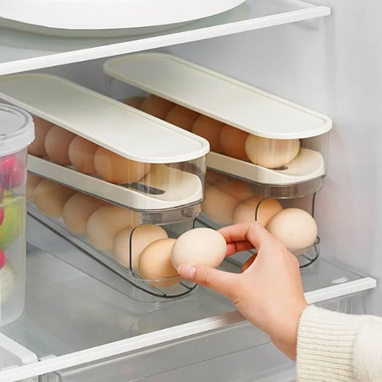 Deux boites à oeufs remplies dans le frigo