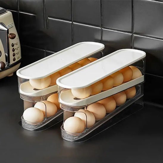 Deux boites à oeufs  remplies sur le comptoir