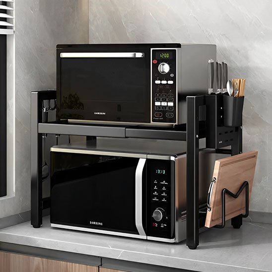 Étagère cuisine remplie avec micro ondes