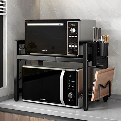 Étagère cuisine remplie avec micro ondes