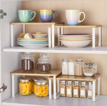 Etagere rangement dans placard avec couverts et contenants épices