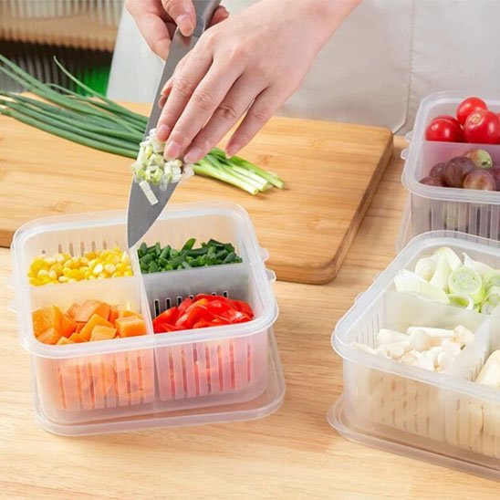 Femme qui coupe des échalottes et les met dans le rangement frigo