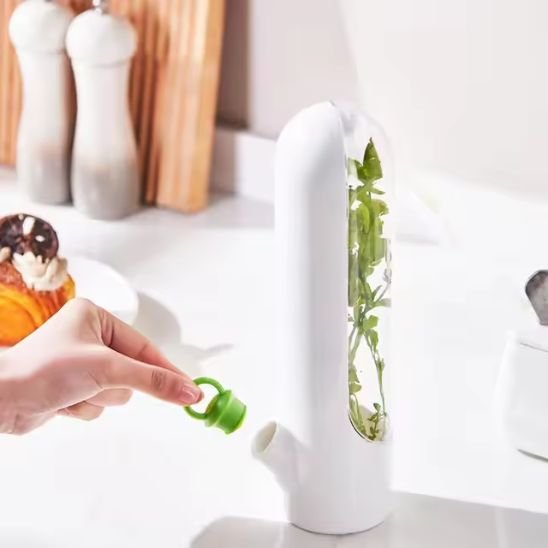 femme qui installe bouchon sur la boite de conservation alimentaire
