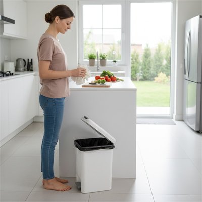 Femme qui ouvre la poubelle de cuisine 