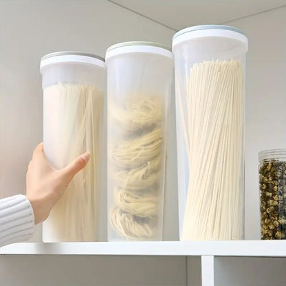 Femme qui range une boite alimentaire avec les deux autres dans le placard