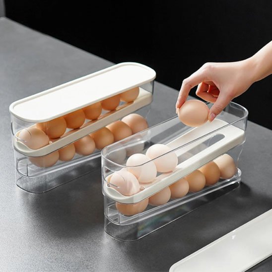 Femme qui remplie la boite à oeufs 
