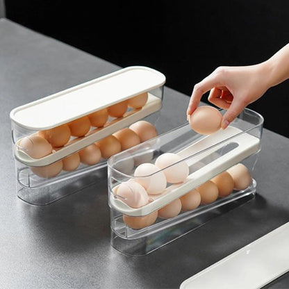 Femme qui remplie la boite à oeufs 