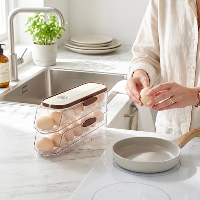 Femme qui utilise la Boite à oeufs