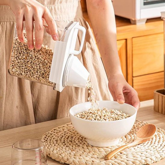 Femme qui vide la boite hermétique alimentaire dans un bol