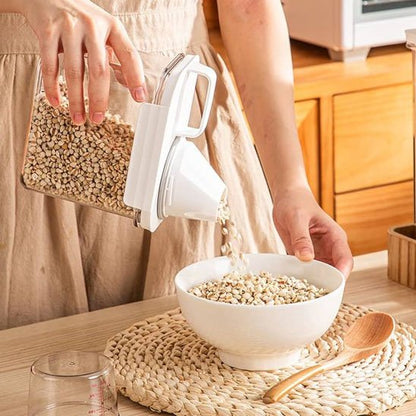 Femme qui vide la boite hermétique alimentaire dans un bol