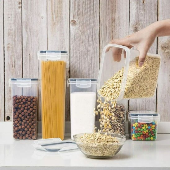 Femme qui vide un aliment d'une boite alimentaire