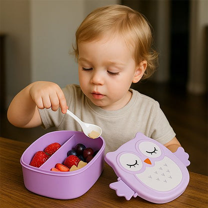 Fille qui mange dans le lunch box enfant 
