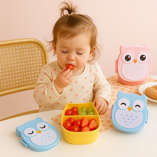 Fille qui mange des fruits dans le lunch box enfant 
