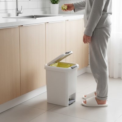 Homme qui ferme la poubelle de cuisine 