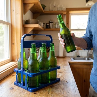 Homme qui se prend une bouteille de bière dans le casier bouteille bleu