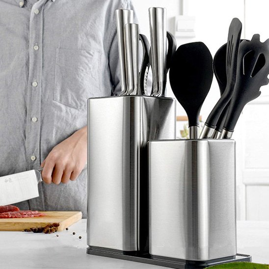 Homme qui se prépare à manger avec un couteau dans le rangement à couverts