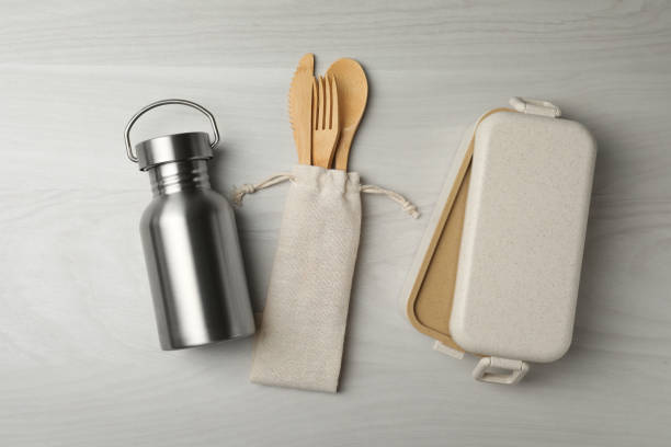 Lunch box et bouteille isotherme sur table