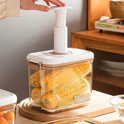 Maïs dans une boite de conservation alimentaire avec la pompe