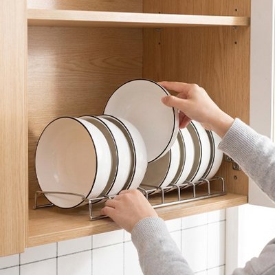 Organisateur cuisine dans placard avec des bols 