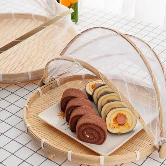 Panier de rangement avec dessert et couvert en filet