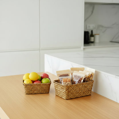 Paniers de rangement avec fruits et des sachets de noix