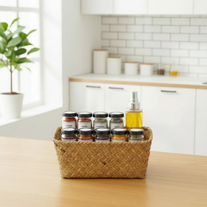 Paniers de rangement avec des pots d'épices et huile