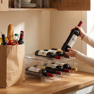 Personne qui prend une bouteille de vin dans le porte bouteilles 