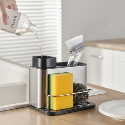 Personne qui rempli de savon le distributeur de savon​ 
