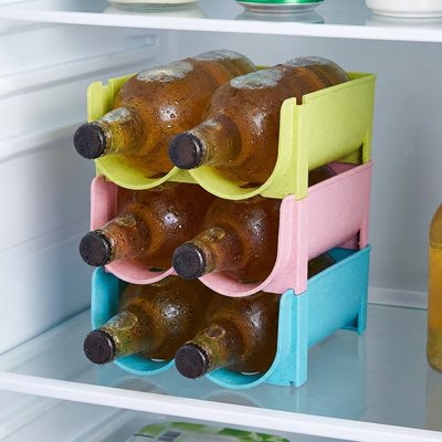 Porte bouteille avec bouteilles dans le frigo