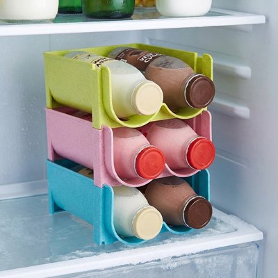 Porte bouteille avec des contenants de lait diverses