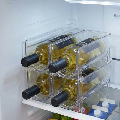 Porte bouteille vin dans le frigo avec quatre bouteilles de vin