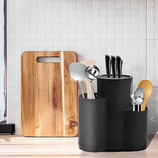 Porte couteaux sur comptoir avec couverts