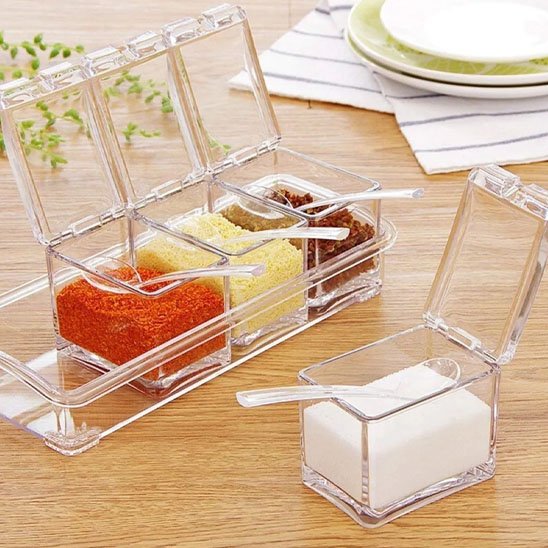 Pot a epice sur table cuisine
